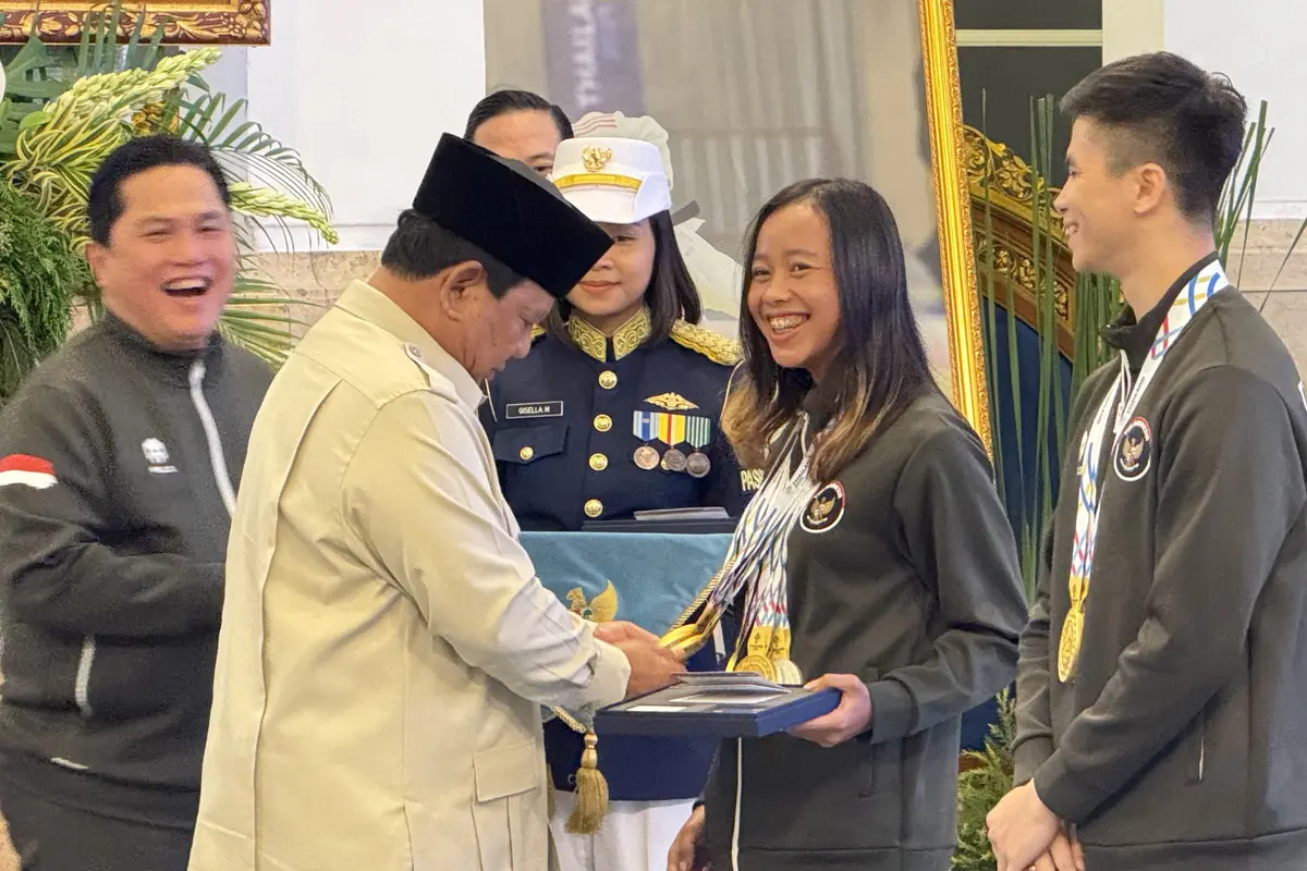 Presiden Prabowo Subianto resmi menyerahkan penghargaan berupa bonus kepada atlet SEA Games ke-33 yang berhasil membawa pulang medali ke Tanah Air.