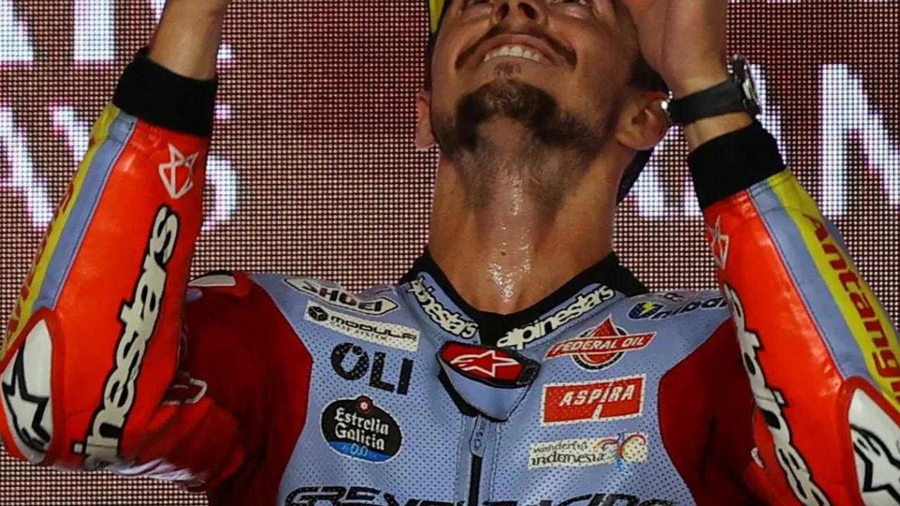 Fabio Di Giannantonio saat rayakan kemenangannya di podium pertama MotoGP.