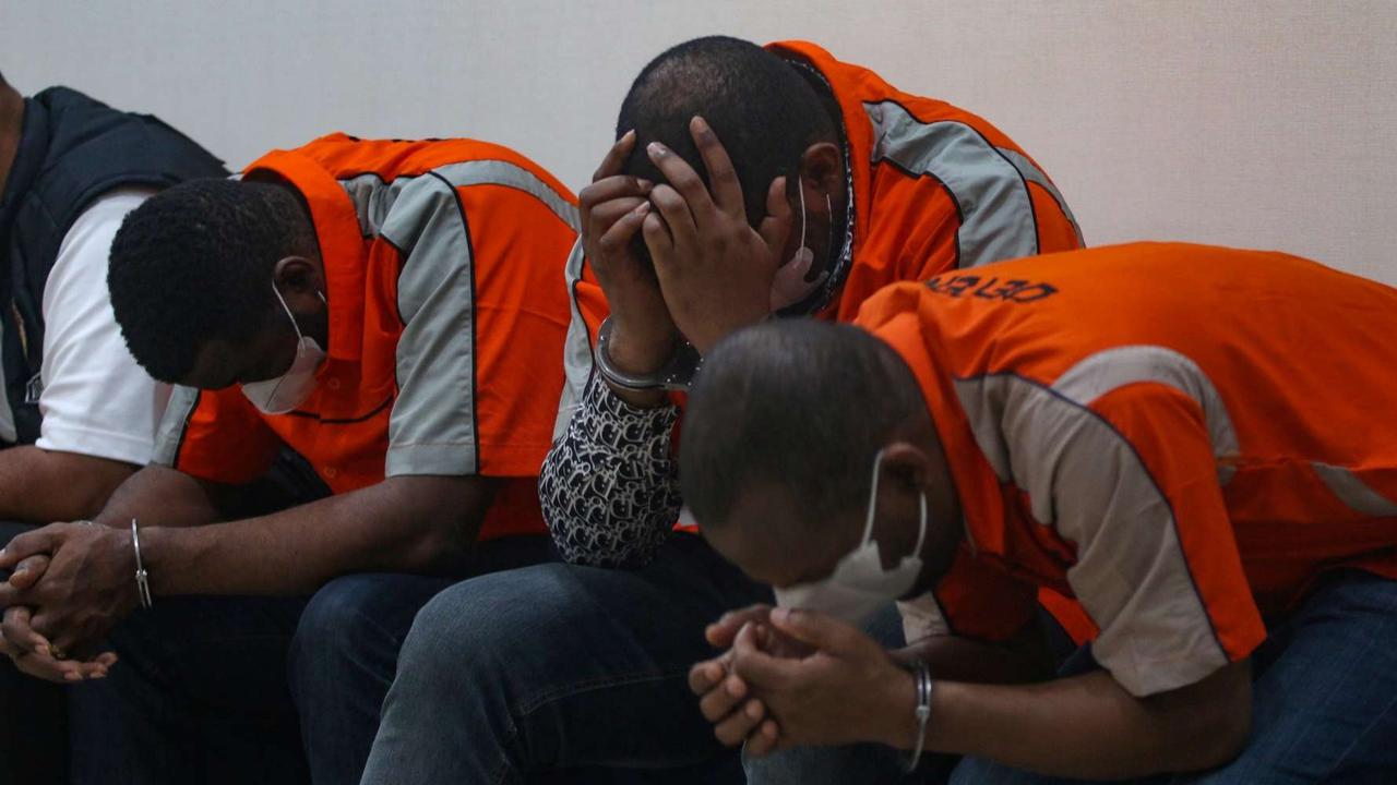 FOTO: Ekspresi Tiga WNA Sembunyikan Wajah Saat Ditangkap karena Kasus Uang Palsu