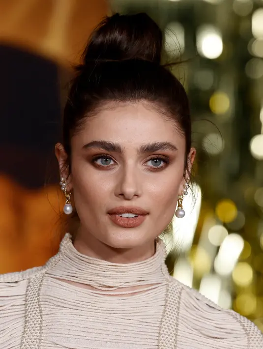 <p>Taylor Hill menghadiri pemutaran perdana film "Babylon" di Academy Museum of Motion Pictures, Los Angeles, California, Amerika Serikat, 15 Desember 2022. Penata rambut Tamara McNaughton menata kunci rambut cokelat alami Taylor menjadi sanggul atas yang rapi. (Frazer Harrison/Getty Images/AFP)</p>