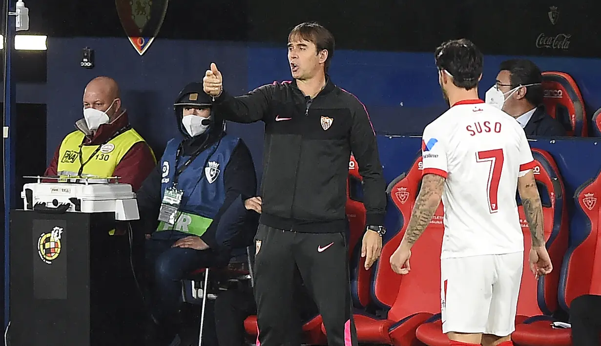 Manajer tim Sevilla, Julen Lopetegui memberi instruksi kepada pemainnya saat menghadapi Osasuna dalam laga lanjutan Liga Spanyol 2020/21 pekan ke-24 di El Sadar Stadium, Plampona, Senin (22/2/2021). Sevilla menang 2-0 atas Osasuna. (AFP/Ander Gillenea)