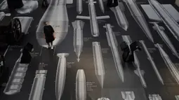 Pekerja berpose dengan karya seniman China Ai Weiwei berjudul History of Bombs di Imperial War Museum, London, Inggris, Rabu (29/7/2020). Imperial War Museum akan kembali dibuka pada 1 Agustus 2020 setelah pemerintah Inggris terus melonggarkan lockdown. (AP Photo/Matt Dunham)