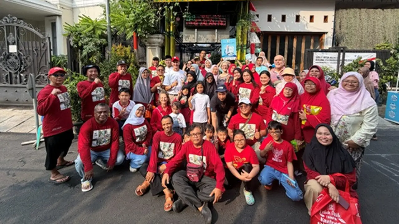 Duta Besar Kerajaan Belanda untuk Indonesia Marc Gerritsen mengunjungi RT 008 RW 004, Kelurahan Malaka Jaya, Duren Sawit, Jakarta Timur, bertepatan dengan perayaan HUT ke-81 Kemerdekaan Republik Indonesia.