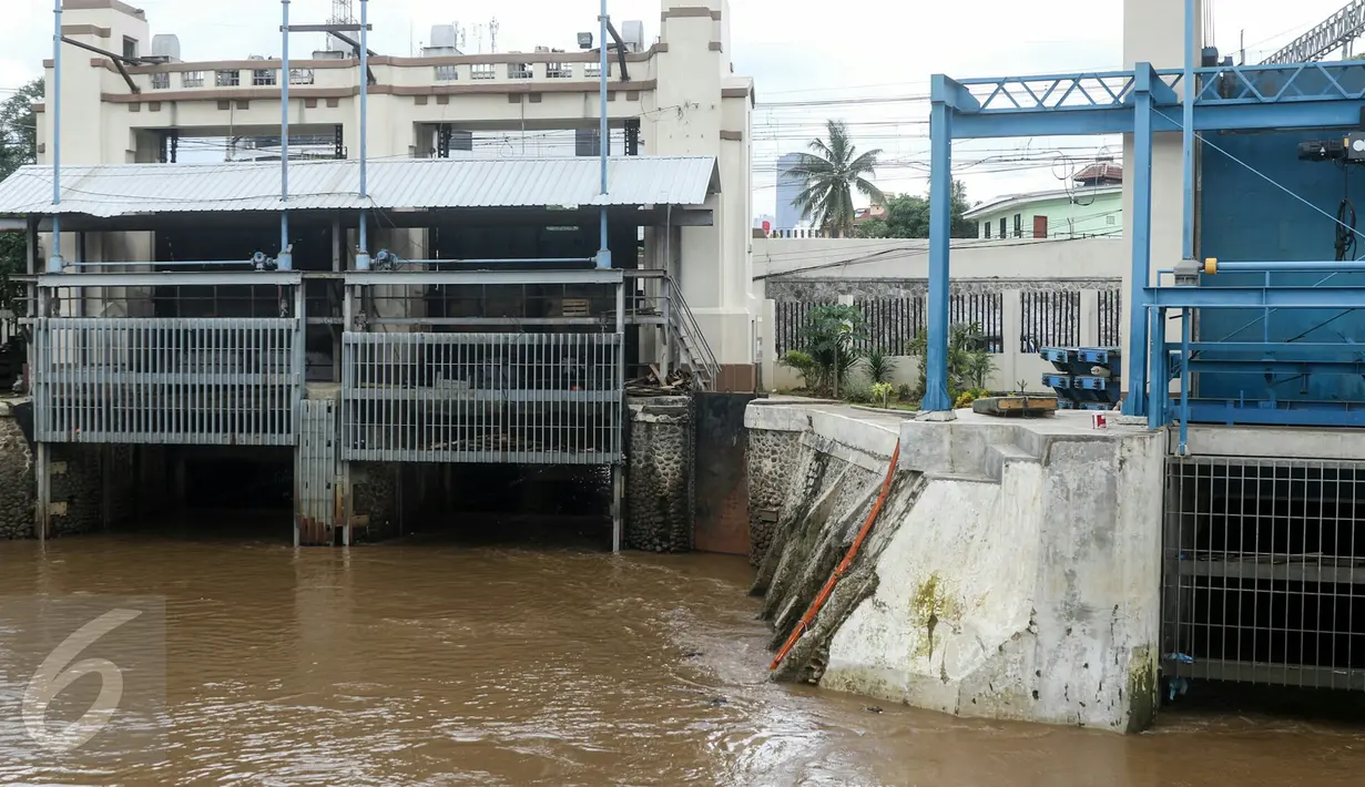 Kondisi Pintu Air Manggarai, Jakarta Selatan, Kamis (3/3). Gubernur DKI Basuki Tjahaja Purnama membuat keputusan untuk membuka sepanjang hari  Pintu Air Manggarai sebagai bentuk penanganan banjir di Ibu Kota. (Liputan6.com/Yoppy Renato)