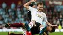 Pemain MU, Juan Mata, dilanggar pemain West Ham, Mark Noble, dalam laga Premier League di Boleyn Ground, Rabu (11/5/2016) dini hari WIB. (Action Images via Reuters/John Sibley)