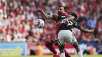 Bintang Liverpool, Mohamed Salah, berduel dengan pemain Arsenal, Myles Lewis-Skelly, dalam laga pekan 36 Premier League 2024/2025 di Anfield, Minggu (11/5/2025). (AP Photo/Jon Super)