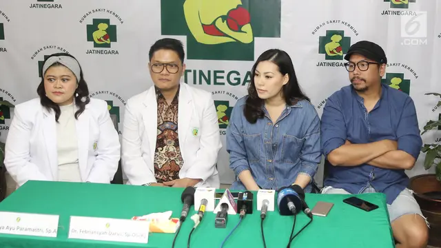 Senyum Bahagia Sammy Simorangkir Tunjukkan Potret Anak Pertama