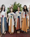 Mieke Amalia memiliki gaya fashion yang sederhana namun chic. Saat agenda formal, ia kenakan kebaya yang begitu playful, membuat tampilannya begitu energic. [Foto: Instagram/ Mieke Amalia]