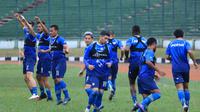 Persib saat sesi latihan di Stadion Siliwangi, Bandung (20/2/2020). (Bola.com/Erwin Snaz)