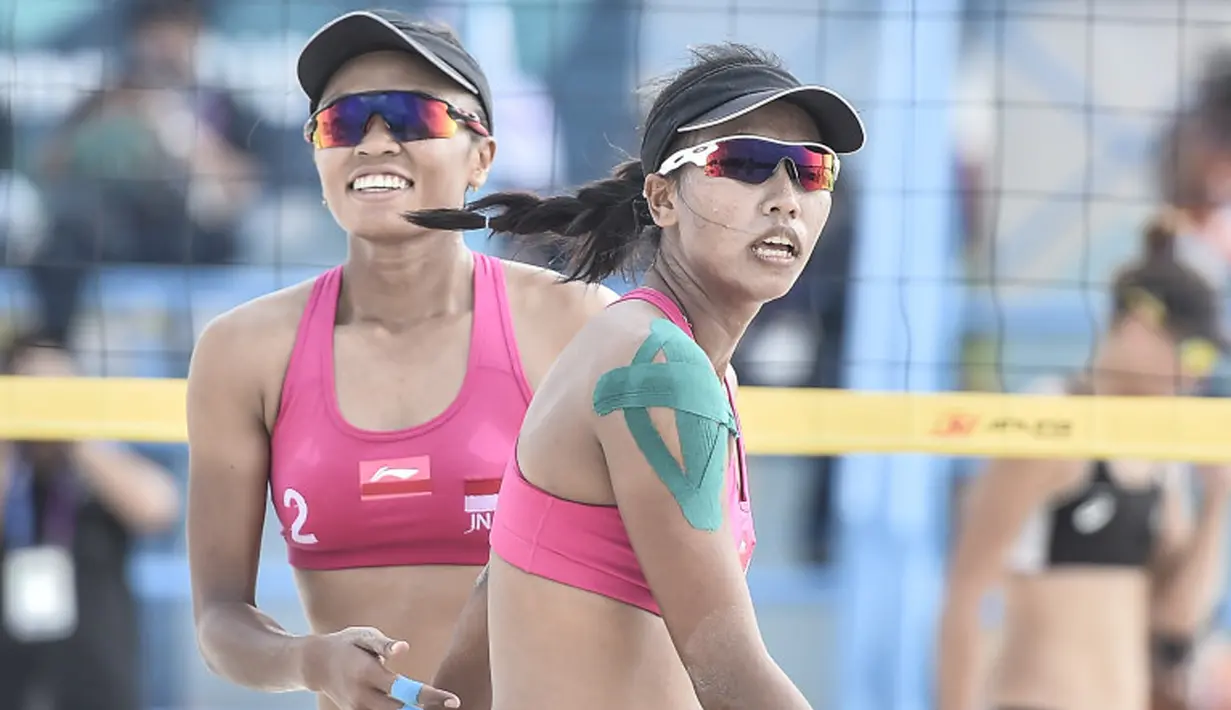 Pevoli pantai wanita Indonesia Desi Ratnasari dan Purari Eka Yokebed berselebrasi saat bertanding melawan Kazakhstan pada penyisihan pool C voli pantai Asian Games 2018 di JSC, Palembang, (19/8). (ANTARA FOTO/INASGOC/Muhammad Adimaja/Ful/18)