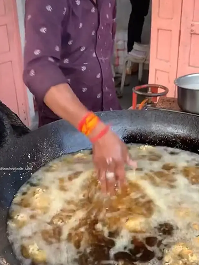 Viral Pria Masak Gorengan dengan Tangan Kosong, Masuk ke Minyak Mendidih