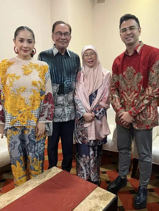Saat bertemu Perdana Menteri Malaysia, Raffi Ahmad dan Nagita Slavina memilih batik. Nagita tampil eklektik dengan Batik nuansa hitam kuning, disertai payet yang menakjubkan. [Foto: Instagram/ Raffi Nagita]