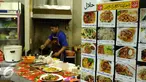 Beragam menu makanan halal ditawarkan di Mini Plaza Ramkhamhaen 59, Bangkok Thailand, Jumat (16/12). Menu makanan bernuansa islami tersebut dijual dikisaran 40 hingga 50 bath atau setara Rp 18.000,-. (Liputan6.com/Helmi Fithriansyah)
