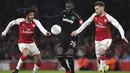 Pemain West Ham United, Arthur Masuaku (tengah) berusaha melewati adangan dua pemain Arsenal pada laga Piala Liga Inggris di Emirates Stadium, London, (19/12/2017). Arsenal menang 1-0. (AFP/Ben Stansall)