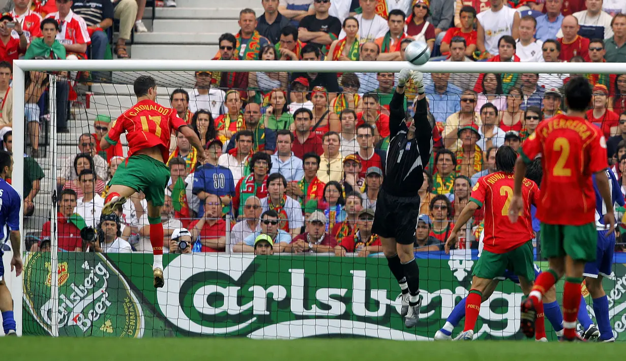 Gol pertama Cristiano Ronaldo dicetak pada partai pembukaan Euro 2004 di Grup A melawan Yunani di Dragao Stadium, Porto (12/6/2004). Gol terjadi di masa injury time setelah Portugal tertinggal 0-2. Hasil akhir Portugal kalah 1-2. (Foto: AFP/Aris Messinis)