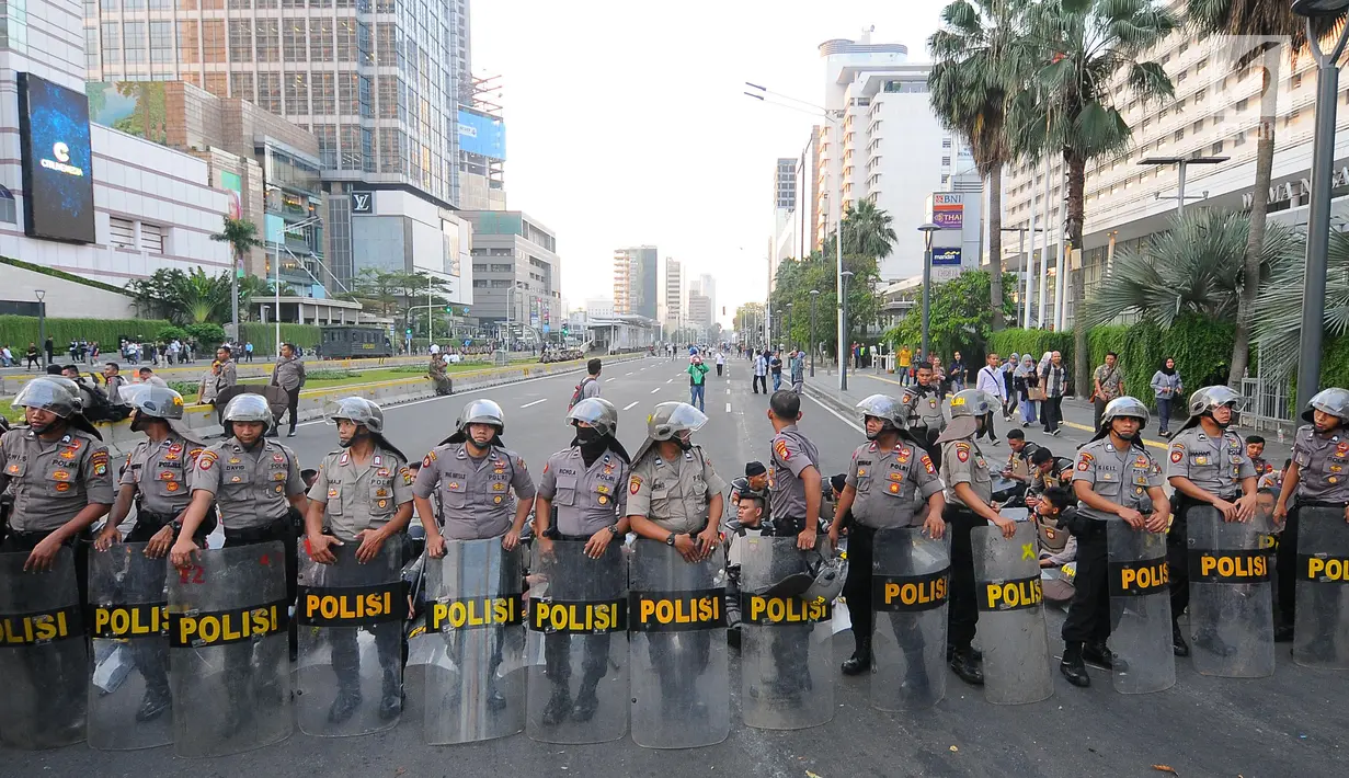 Petugas kepolisian berjaga di kawasan Thamrin, Jakarta, Selasa (21/5). Akibat adanya aksi masa tolak hasil pemilu 2019 membuat sejumlah ruas jalan di kawasan tersebut di tutup. (Liputan6.com/Angga Yuniar)