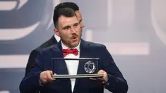 Pemain Polandia Warta Poznan Marcin Oleksy menyampaikan pidato setelah menerima penghargaan gol terbaik Puskas Award pada acara The Best FIFA Football Award 2022 di Paris, Prancis, 27 Februari 2023. Pemain sepak bola disabilitas itu memenangkan penghargaan Gol Terbaik FIFA (Puskas Award) 2022 lewat gol akrobatik spektakuler. (FRANCK FIFE/AFP)