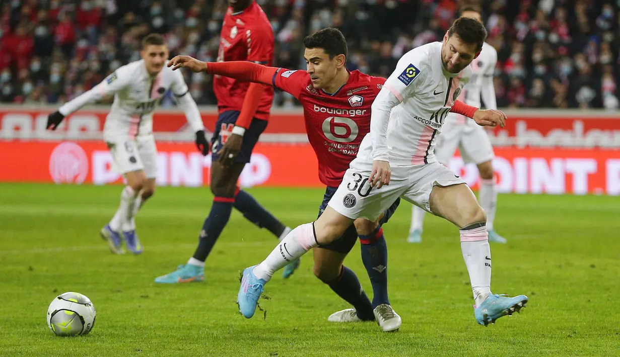 Penyerang Paris Saint-Germain (PSG) Lionel Messi berebut bola dengan gelandang Lille Benjamin Andre dalam lanjutan Liga Prancis di Stadion Pierre-Mauroy, Senin (7/2/2022) dinihari WIB. PSG mengalahkan juara bertahan Lille dengan skor 5-1. (AP Photo/Michel Spingler)