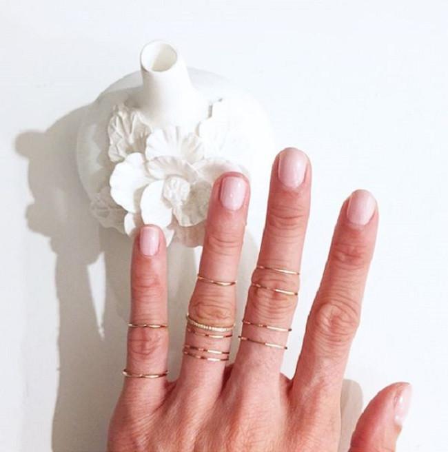 Inspirasi Gaya Tumpuk Aksesori ala Selebritas yang Patut Dicoba (Foto: Instagram/@evachen212)