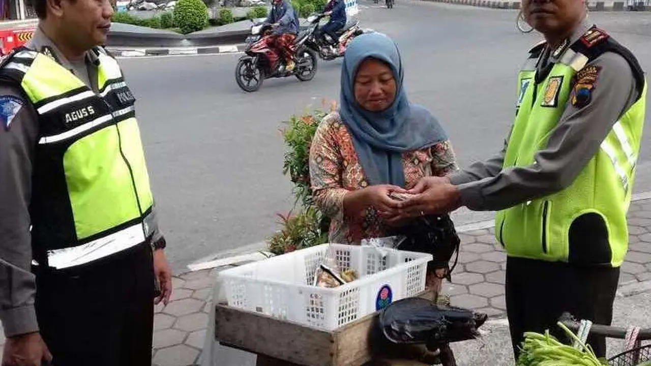 Kisah Plastik Hitam dan Kejujuran Ibu Penjual Sayur Keliling