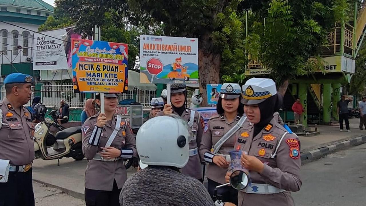 Senyum Polwan Cantik di Operasi Keselamatan Lancang Kuning di Riau