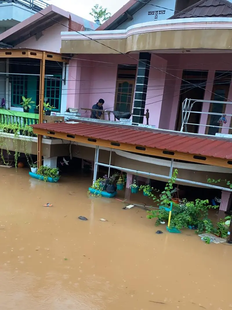 Banjir yang mengguyur Kota Bekasi semalaman membuat Perumahan Bumi Nasio Indah, Jatiasih, Kota Bekasi, terendam banjir.