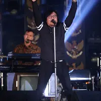 Grup band Dewa 19 menggelar konser Revolusi Pancasila di Komplek Parlemen, Senayan, Jakarta, Kamis (26/5) malam.  (Andy Masela/Bintang.com)