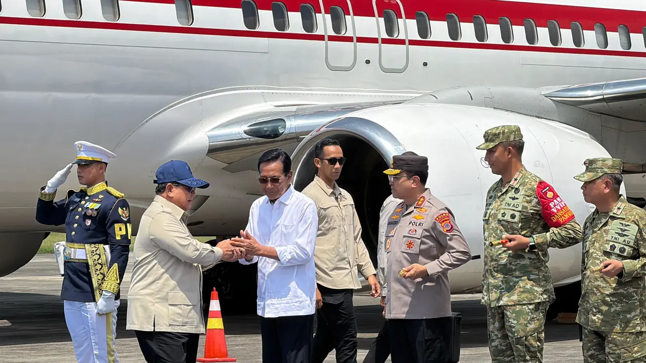 Presiden Prabowo Subianto tiba di Yogyakarta untuk meresmikan pabrik kendaraan listrik