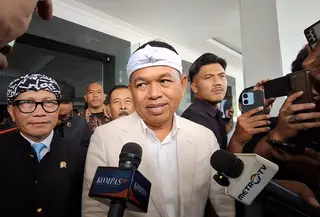 Gubernur Jawa Barat, Dedi Mulyadi, menyerahkan bonus sebesar Rp1 Miliar secara langsung kepada Direktur Utama PT Persib Bandung Bermartabat (PBB), Glenn Sugita di Gedung DPRD Jawa Barat, Rabu (3/6/2026). (Bola.com/Erwin Snaz)