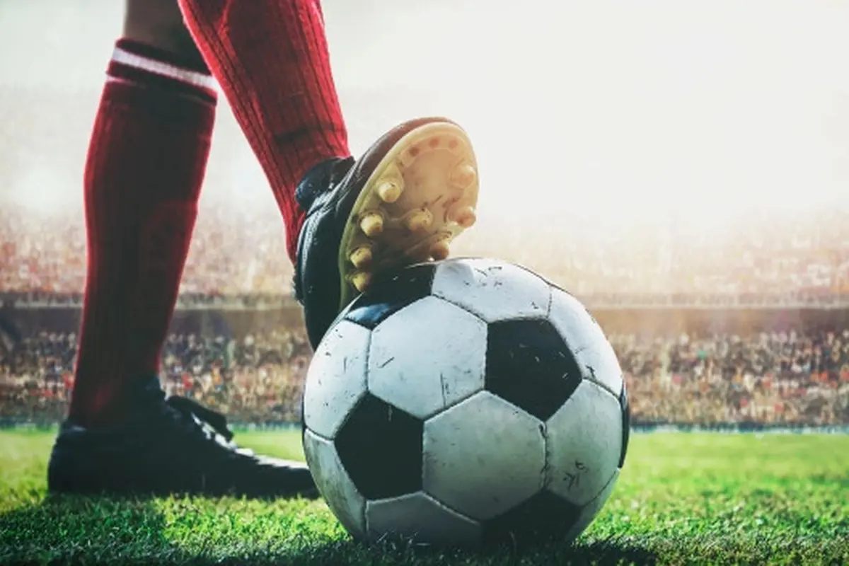 Ilustrasi sepatu bola dan bola sepak