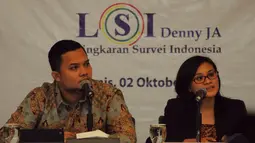 Fitri Hari dan Rully Akbar menjadi pembicara dalam penyampaian hasil survei LSi kepada publik, Jakarta, Kamis (2/10/14). (Liputan6.com/Faisal R Syam)