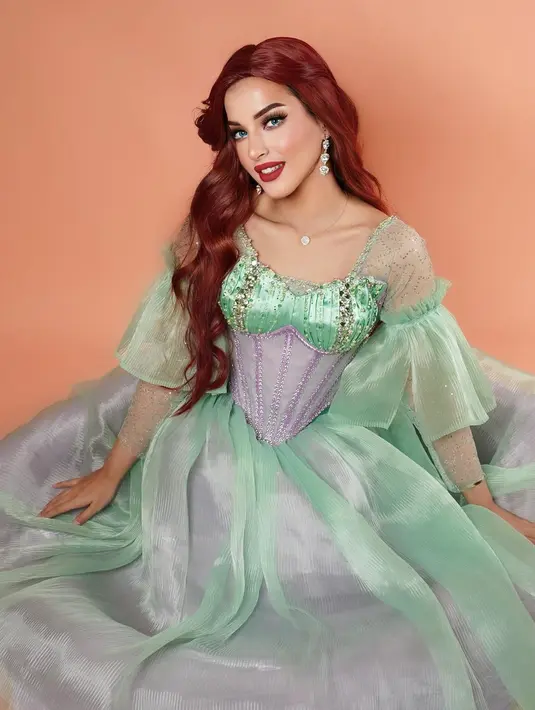 Sama seperti aslinya, Tasya mengenakan corset tulle dress nuansa biru-lilac dengan detail payet mewah.  [@tasyafarasya]