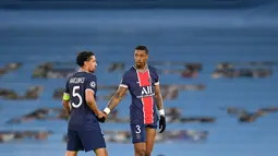 Bek PSG, Marquinhos (kiri) bersimpati dengan rekannya Presnel Kimpembe usai pertandingan melawan Manchester City pada leg kedua semifinal Liga Champions di stadion Etihad, Rabu (5/5/2021). Manchester City unggul agregat 4-1 atas PSG. (AFP/ Paul Ellis)