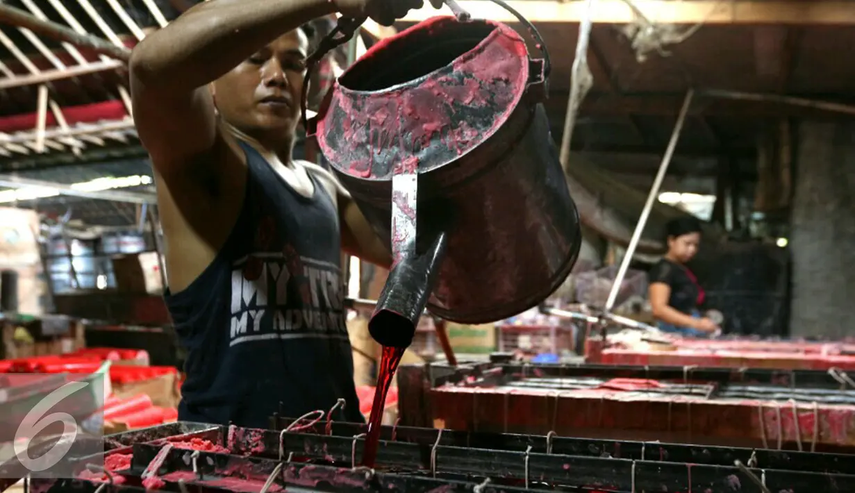 Pekerja membuat lilin di industri rumahan, Di Tangerang, Rabu (4/1). Dalam rangka menyambut Imlek produksi dikebut hingga mencapai 300 batang hio perhari dengan rentang harga 12 hingga 16 ribu tergantung ukuran. (Liputan6.com/Angga Yuniar)