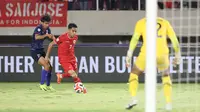 Pemain&nbsp;Timnas Indonesia, Marselino Ferdinan menggiring bola melewati pemain Laos pada laga lanjutan Grup B Piala AFF 2024 di Stadion Manahan, Solo, Jawa Tengah, Kamis (12/12/2024). (Bola.com/Abdul Aziz)