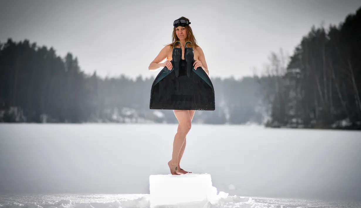 Freediver Finlandia, Johanna Nordblad berpose di danau beku, Somero, Finlandia, Selasa (27/2). Johanna Nordblad memegang rekor dunia freediving di bawah es dengan baju renang sejauh 50m. (AFP PHOTO / Olivier Morin)