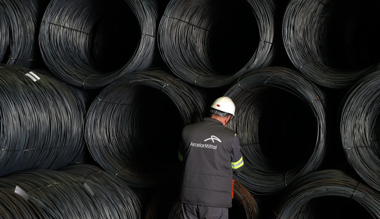 Pekerja memeriksa kabel baja di pabrik ArcelorMittal di Zenica, Bosnia dan Herzegovina, Senin (9/2). ArcelorMittal merupakan produsen baja terbesar di dunia yang tersebar di sekitar 60 negara dan berpusat di Luksemburg. (REUTERS/Dado Ruvic)