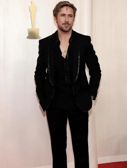 Ryan Gosling tampak mengenakan jas hitam dari Gucci. Aksen blink-blink tampak pada bagian list jas yang memukau.  [Foto: instagram/ Ryan Gosling]