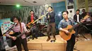 Grup band d'Masiv tampil dalam acara launching lagu berjudul 'Di Bawah Langit yang Sama' di Jakarta, Jumat (5/2). Lagu tersebut menjadi OST film 'BoBoiBoy The Movie' serta akan dimuat dalam album kelima mereka. (Liputan6.com/Immanuel Antonius)