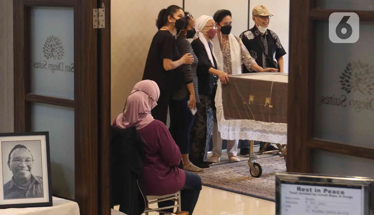 Aktris senior Rina Hasyim berfoto bersama Rosmayasuto Nasution yang merupakan istri mendiang Bob Tutupoly dekat peti jenazah di Rumah Duka RS Siloam Semanggi, Jakarta Selatan, Selasa (5/7/2022). Sebelum meninggal dunia, pelantun "Widuri" tersebut sempat membutuhkan transfusi darah untuk meningkatkan hemoglobin (HB) nya. (Liputan6.com/Herman Zakharia)