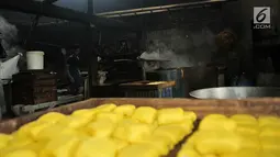 Pekerja memproses tahu di salah satu industri rumahan Semanan, Kalideres, Jakarta, Rabu (19/9). Kenaikan dolar AS turut berdampak naiknya harga kedelai impor yang kini mencapai Rp 7.500 per kilogram. (Merdeka.com/Iqbal S Nugroho)
