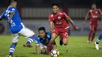 Gelandang Persib Bandun, Dedi Kusnandar, terjatuh mengejar gelandang Persija Jakarta, Sandi Sute, pada laga Liga 1 di Stadion PTIK, Jakarta, Sabtu (30/6/2018). Persija menang 1-0 atas Persib. (Bola.com/Vitalis Yogi Trisna)