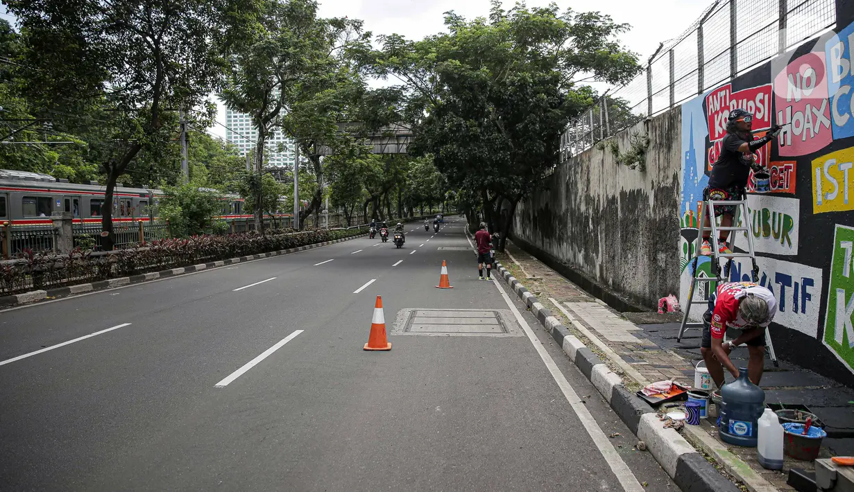 Pekerja seni membuat mural di kawasan Palmerah, Jakarta, Minggu (23/1/2022). Kegiatan yang bertajuk Repaint Indonesia ini dilakukan sebagai gerakan untuk mengajak kita Melukiskan Ulang Indonesia berdasarkan gagasan, perspektif, karya bahkan imajinasi masing-masing. (Liputan6.com/Faizal Fanani)