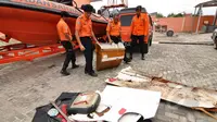 Sejumlah serpihan yang diduga milik Pesawat AirAsia saat diperlihatkan di halaman kantor Basarnas, Sulawesi Tengah, Rabu (4/2/2015). (Liputan6.com/Dio Pratama)