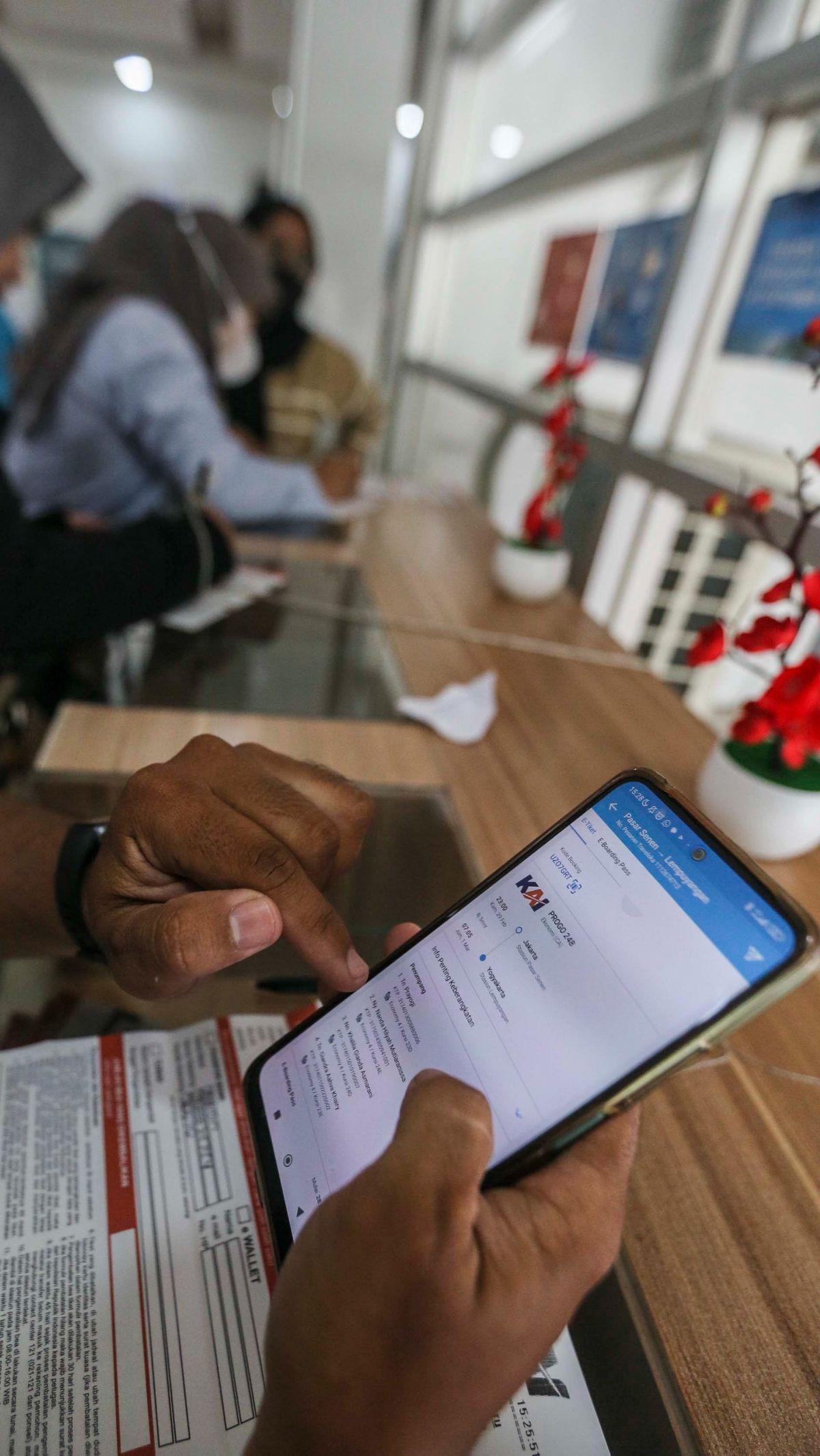 KAI berencana untuk menambah frekuensi perjalanan Kereta Api Jarak Jauh (KAJJ) selama periode mudik Lebaran 2024.&nbsp;Liputan6.com/Angga Yuniar