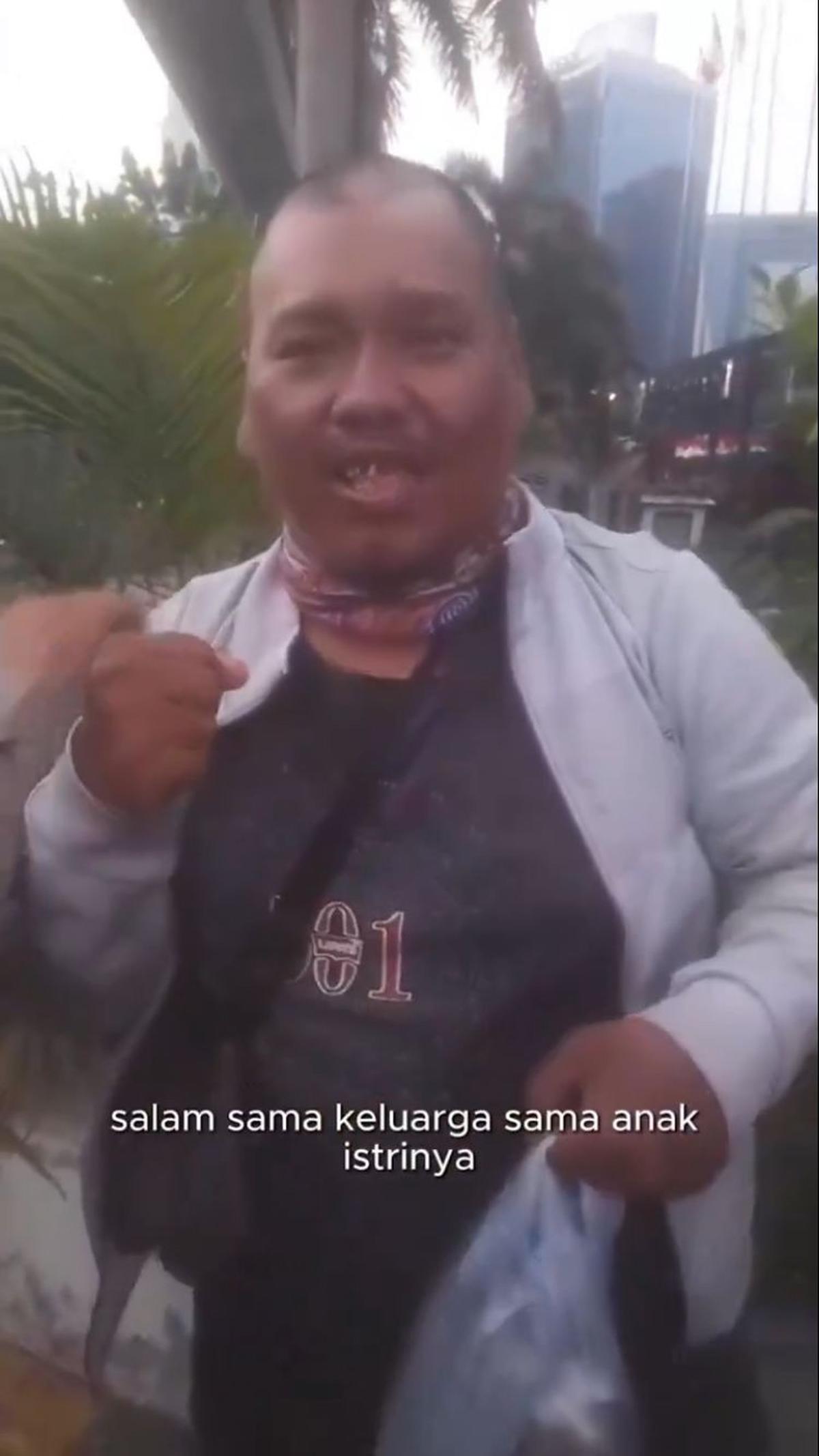 Momen Polisi Bantu Pengendara Motor yang Tiba-tiba Pingsan di Jalan Ini Viral, Tuai Pujian