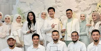 Pernikahan Irish Bella dan Haldy Sabri yang sederhana dihadiri oleh tamu undangan dengan dresscode serba putih. Termasuk Shireen Sungkar hingga Dhini Aminarti. Seperti apa potretnya? [@shireensungkar]