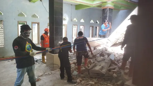 Sejumlah bangunan di Kota Sukabumi rusak diterjang hujan deras disertai angin kencang, pada Minggu (25/1/2026).