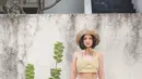 Kali ini, Andien Aisyah memadukan crop top motif plaid dengan kulot pants motif selaras. Cocok buat jalan-jalan! (Instagram/andienaisyah).