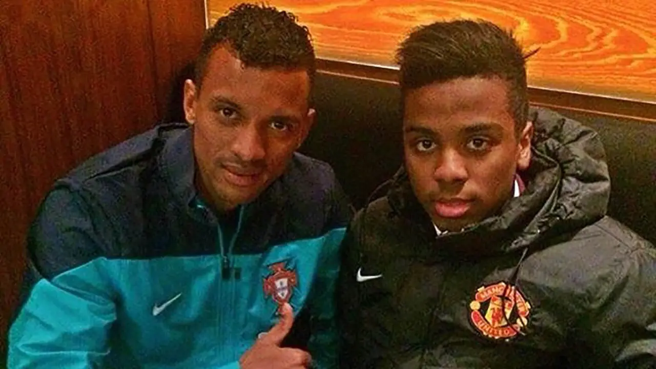 Bintang muda Manchester United (MU), Angel Gomes, berpose bersama Luis Nani. Gomes berpeluang melakoni debut bersama MU di usia 16 tahun.